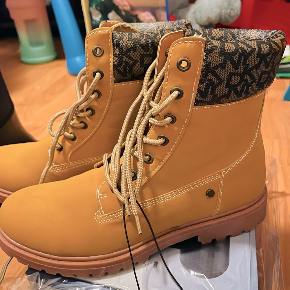 DKNY Men/Women Ankle Tan Boots Lace Up Style With Logo Size US 8